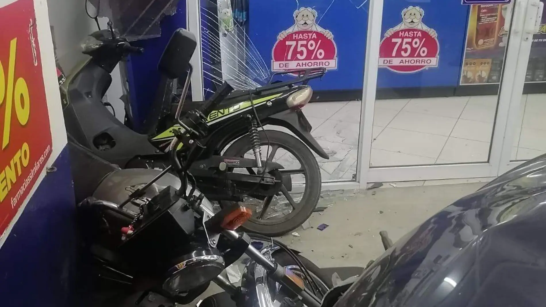 Chocó causando daños a dos motocicletas que estaban estacionadas y a los vidrios del lugar